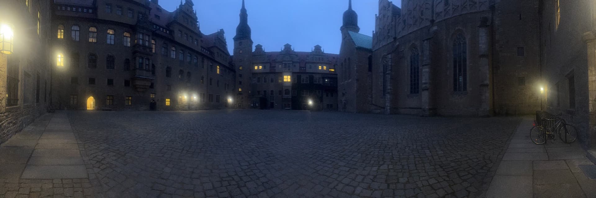 Fotografie: Panorama eines nächtlich beleuchteten historischen Innenhofs in Merseburg.