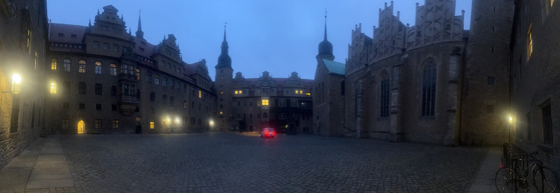 Fotografie: Historischer Innenhof in Merseburg bei Dämmerung.