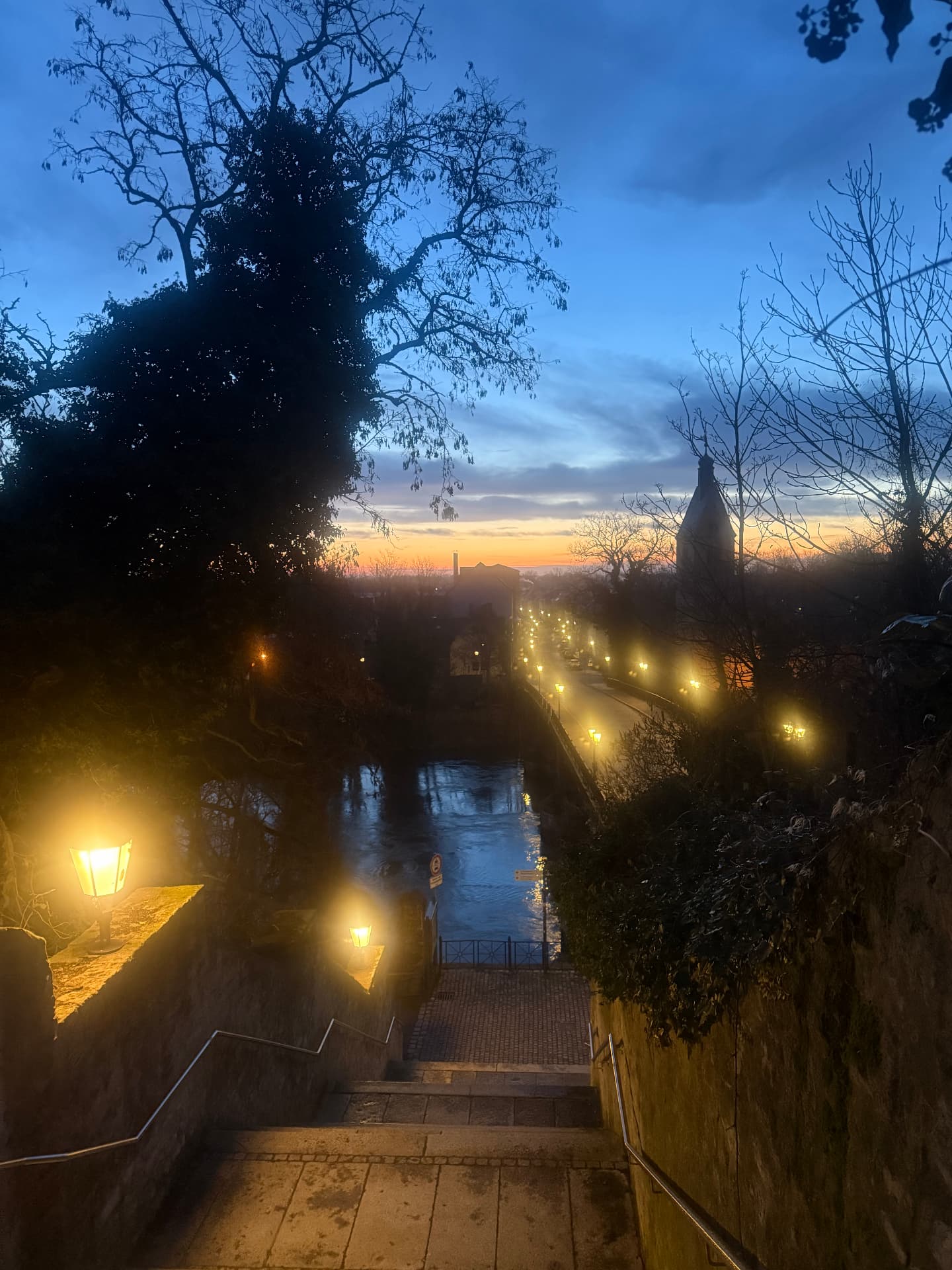 Fotografie: Beleuchtete Treppe am Wasser in Merseburg im Abendlicht.